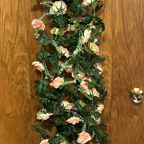 Beautiful peach faux rose garlands - Picture 2 of 2